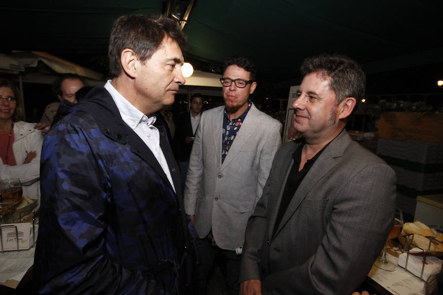 Las primeras caras conocidas que se acercaron a brindar por la alegría de estas jornadas fue una buena representación de Ciudadanos con el diputado nacional Luis Salvador al que acompañaba la plana mayor de los concejales del ayuntamiento de la capital