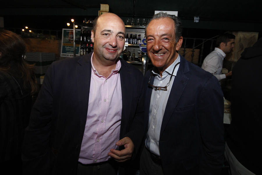 Las primeras caras conocidas que se acercaron a brindar por la alegría de estas jornadas fue una buena representación de Ciudadanos con el diputado nacional Luis Salvador al que acompañaba la plana mayor de los concejales del ayuntamiento de la capital