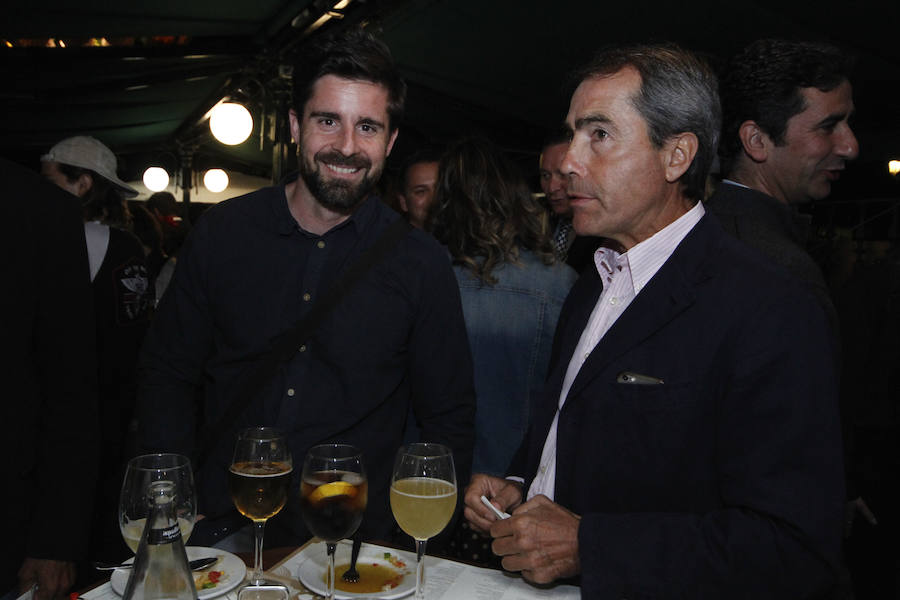 Las primeras caras conocidas que se acercaron a brindar por la alegría de estas jornadas fue una buena representación de Ciudadanos con el diputado nacional Luis Salvador al que acompañaba la plana mayor de los concejales del ayuntamiento de la capital