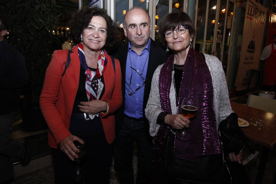 Las primeras caras conocidas que se acercaron a brindar por la alegría de estas jornadas fue una buena representación de Ciudadanos con el diputado nacional Luis Salvador al que acompañaba la plana mayor de los concejales del ayuntamiento de la capital