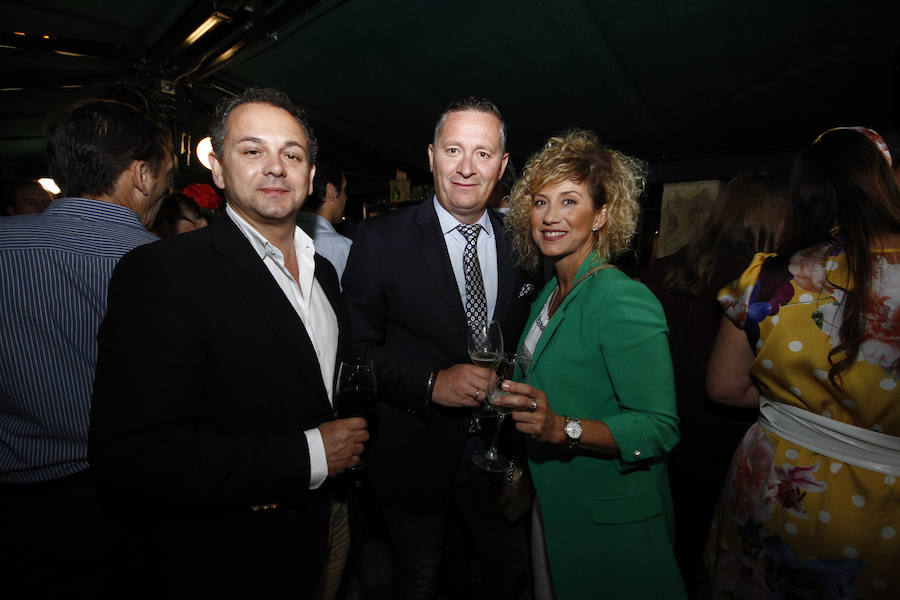 Las primeras caras conocidas que se acercaron a brindar por la alegría de estas jornadas fue una buena representación de Ciudadanos con el diputado nacional Luis Salvador al que acompañaba la plana mayor de los concejales del ayuntamiento de la capital