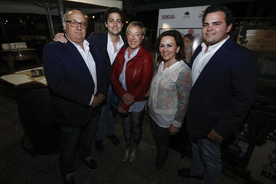 Las primeras caras conocidas que se acercaron a brindar por la alegría de estas jornadas fue una buena representación de Ciudadanos con el diputado nacional Luis Salvador al que acompañaba la plana mayor de los concejales del ayuntamiento de la capital