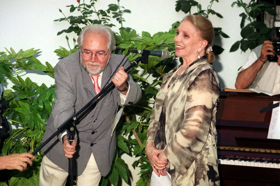 Juan de Loxa coloca el micrófono para que pueda utilizarlo María Dolores Pradera en el acto homenaje a Federico García Lorca del ‘5 a las5’ en la casa natal del poeta de Fuente Vaqueros