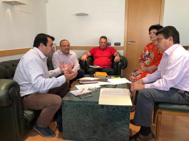 Miembros de la ejecutiva provincial de Coag dialogan con diputados nacionales del PP de Almería. 