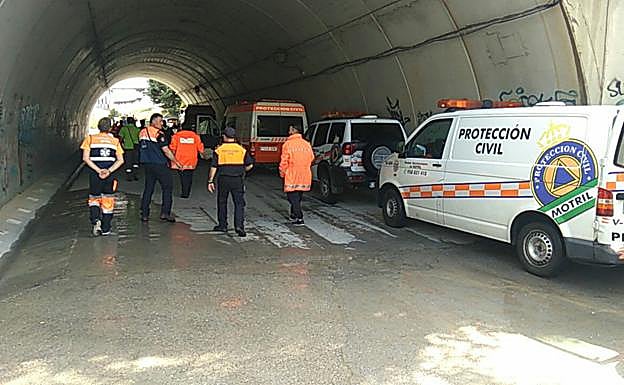 Imagen principal - Imágenes del dispositivo de búsqueda (I) y II). En la foto vertical, el desaparecido, gran aficionado a la biciicleta. 