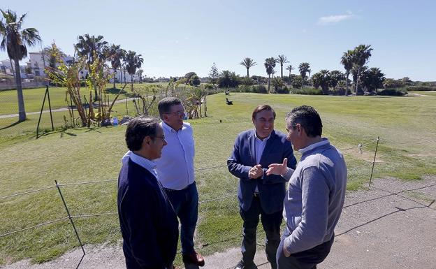 Miembros de la junta directiva del club de golf que quiere salvar el campo de Playa Granada. 