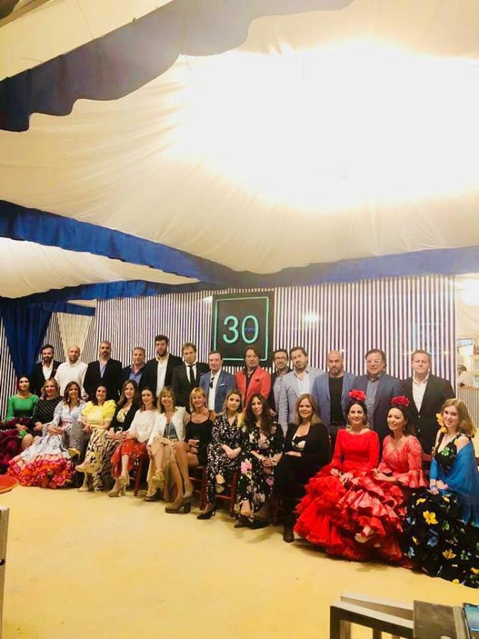 Treinta y Todos. Los socios de esta caseta tienen ‘treinta y tantos’ años... todos. Son una de las casetas tradicionales más recientes en levantar sus lonas en el Corpus, pero eso no significa que les falta rodaje para pasarlo bien, tanto al mediodía como por la noche. Esperan hacerlo muchos años más.Puedes ver todas las fotos de este Corpus  en este enlace .