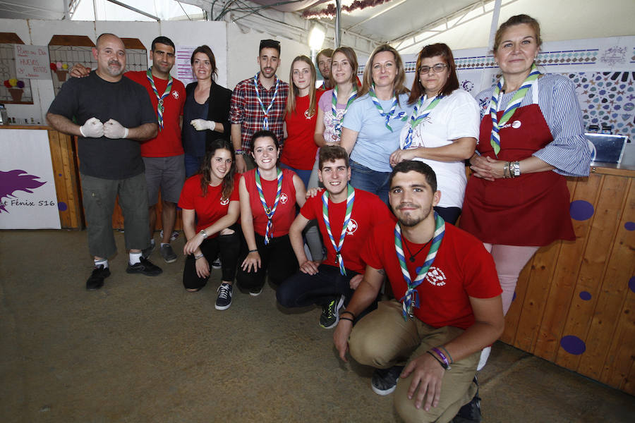 La exploradora. El campamento ‘boy scout’ en el recinto ferial. Son ya bastantes años los que el colectivo de ‘boy scout’ de Granada lleva contando con caseta propia en el recinto ferial de Almanjáyar, tanto que algunos que llegaron siendo jóvenes ya son padres de familia. Eso sí, la caseta sigue fiel a sus particulares características y modo de vivir la feria. Puedes ver todas las fotos de este Corpus  en este enlace .