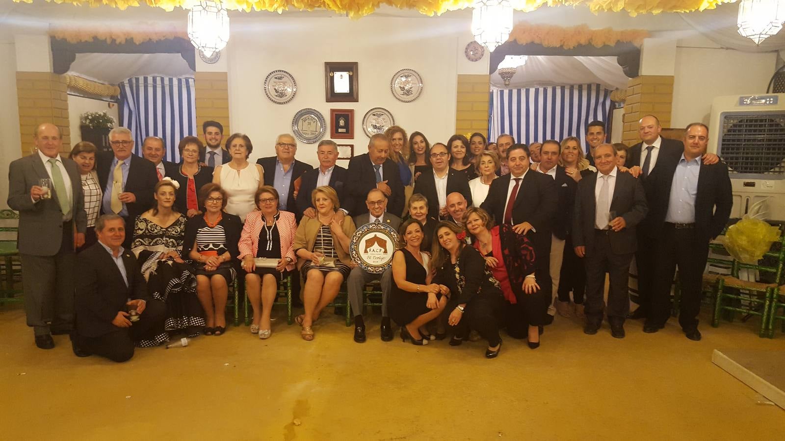 El Cortijo. Un trocito que cada año se convierte en un cortijo de los montes. Desde que nacía, allá por el año 1992, la caseta El Cortijo ha ofrecido un ambiente familiar en el recinto ferial de Almanjáyar. Tuvieron pronto gran acogida las populares comidas que cada día de la semana se encargaban de preparar un grupo de socios en el propio zaguán de la caseta. La mayor parte de sus socios son familia o se conocen desde hace ya bastantes años, por lo que la cordialidad y el buen ambiente no faltan en ningún momento de toda la semana.Puedes ver todas las fotos de este Corpus  en este enlace .