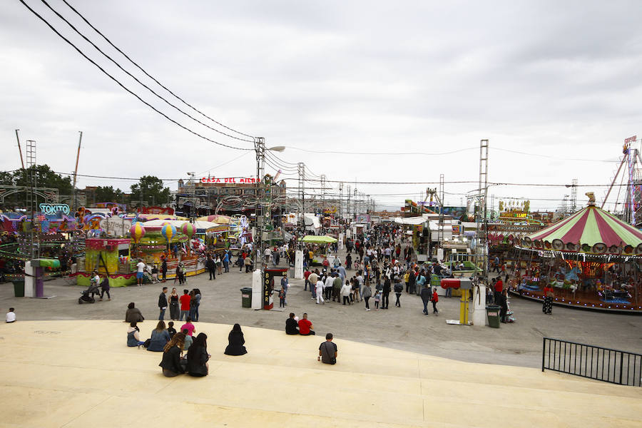 A pesar de la amenaza de lluvia, el 'día grande' de los columpios en el Ferial volvió a hacer las delicias de los más pequeños. Más fotos del Corpus,  en este enlace