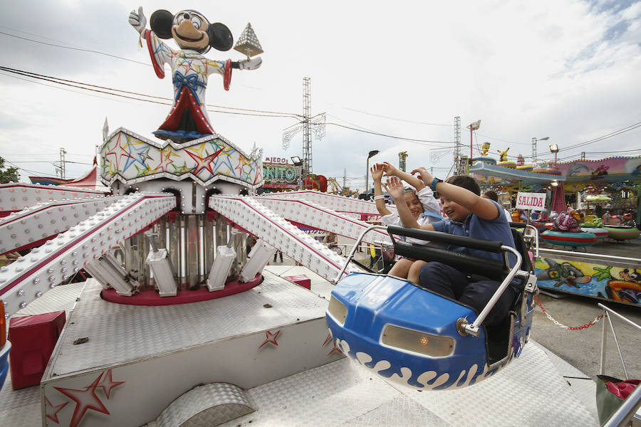 A pesar de la amenaza de lluvia, el 'día grande' de los columpios en el Ferial volvió a hacer las delicias de los más pequeños. Más fotos del Corpus,  en este enlace