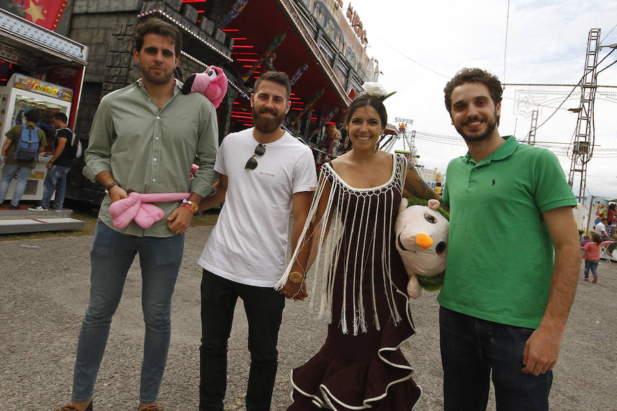 A pesar de la amenaza de lluvia, el 'día grande' de los columpios en el Ferial volvió a hacer las delicias de los más pequeños. Más fotos del Corpus,  en este enlace