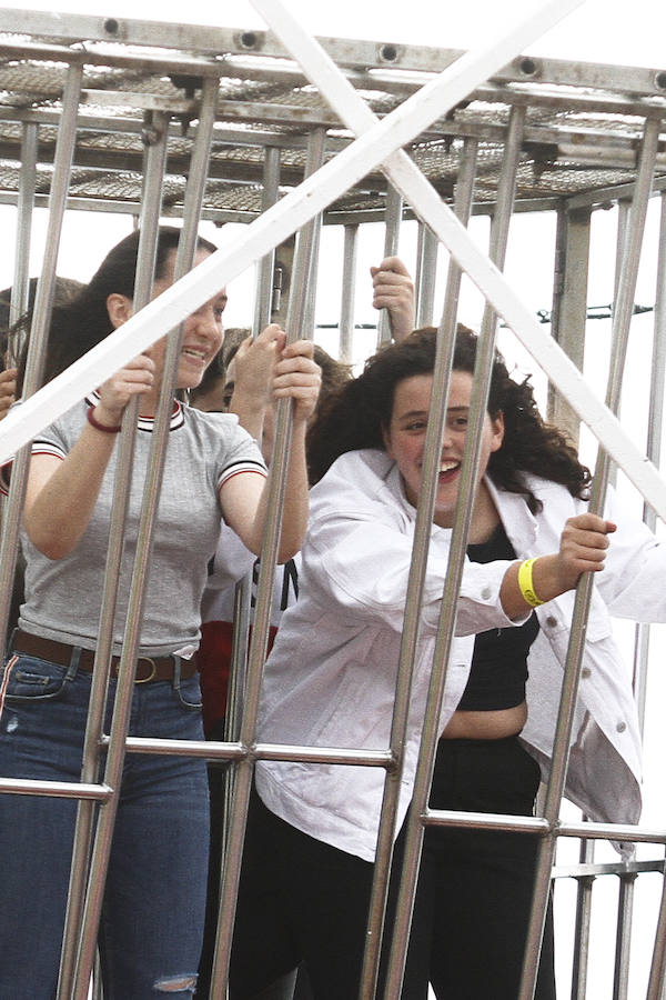 A pesar de la amenaza de lluvia, el 'día grande' de los columpios en el Ferial volvió a hacer las delicias de los más pequeños. Más fotos del Corpus,  en este enlace