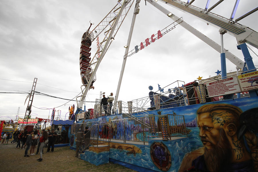 A pesar de la amenaza de lluvia, el 'día grande' de los columpios en el Ferial volvió a hacer las delicias de los más pequeños. Más fotos del Corpus,  en este enlace