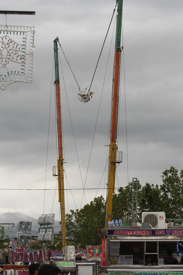 A pesar de la amenaza de lluvia, el 'día grande' de los columpios en el Ferial volvió a hacer las delicias de los más pequeños. Más fotos del Corpus,  en este enlace