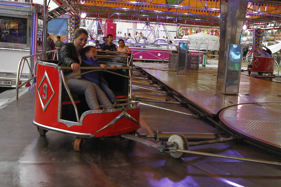 A pesar de la amenaza de lluvia, el 'día grande' de los columpios en el Ferial volvió a hacer las delicias de los más pequeños. Más fotos del Corpus,  en este enlace