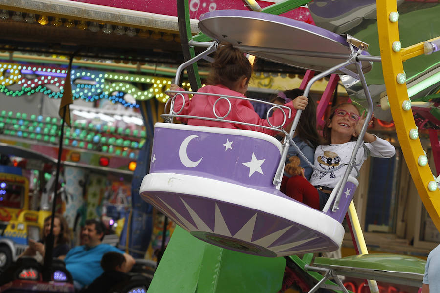 A pesar de la amenaza de lluvia, el 'día grande' de los columpios en el Ferial volvió a hacer las delicias de los más pequeños. Más fotos del Corpus,  en este enlace