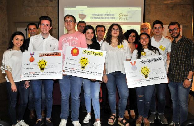 Autoridades y alumnos ganadores del concurso 'Emprender e Innovar en las Aulas'. 