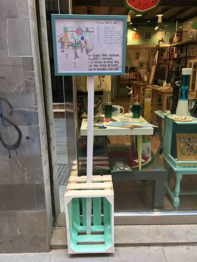 Los comercios de la calle Moral de la Magdalena han emprendido una curiosa iniciativa para decorar sus escaparates durante el Corpus.