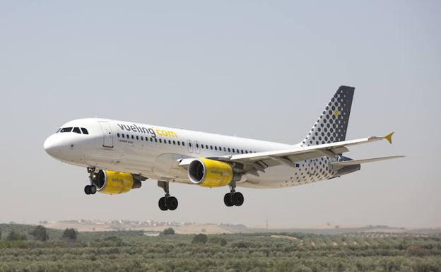 Vueling acumula más de tres horas de retraso en los dos vuelos de la tarde entre Granada y Barcelona