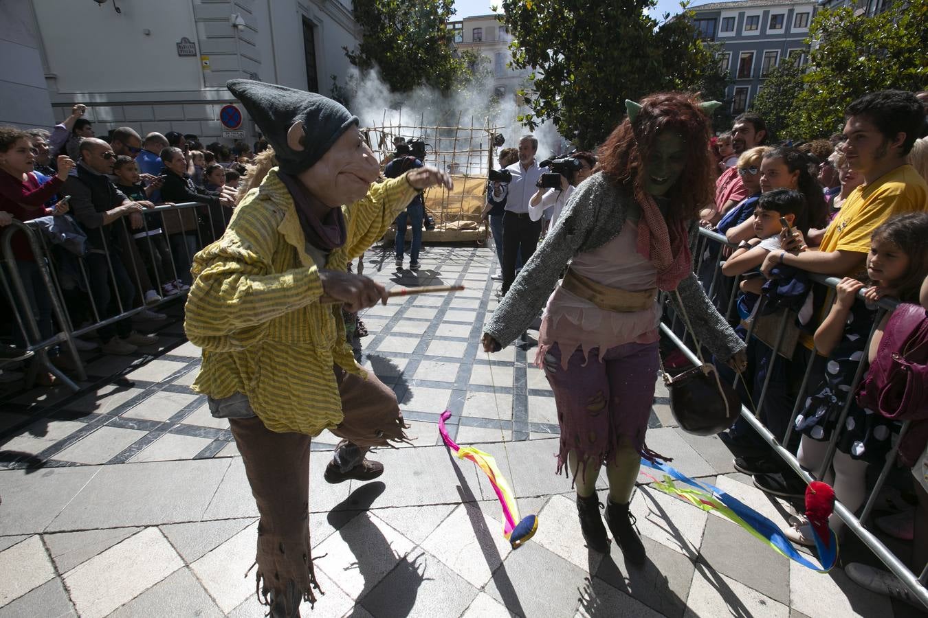 Música, diversión y también moda, en el arranque de los días grandes de la Feria del Corpus, que ha vivido una mañana vibrante con calles abarrotadas. Puedes ver todas las fotos del Corpus pinchando en  este enlace .