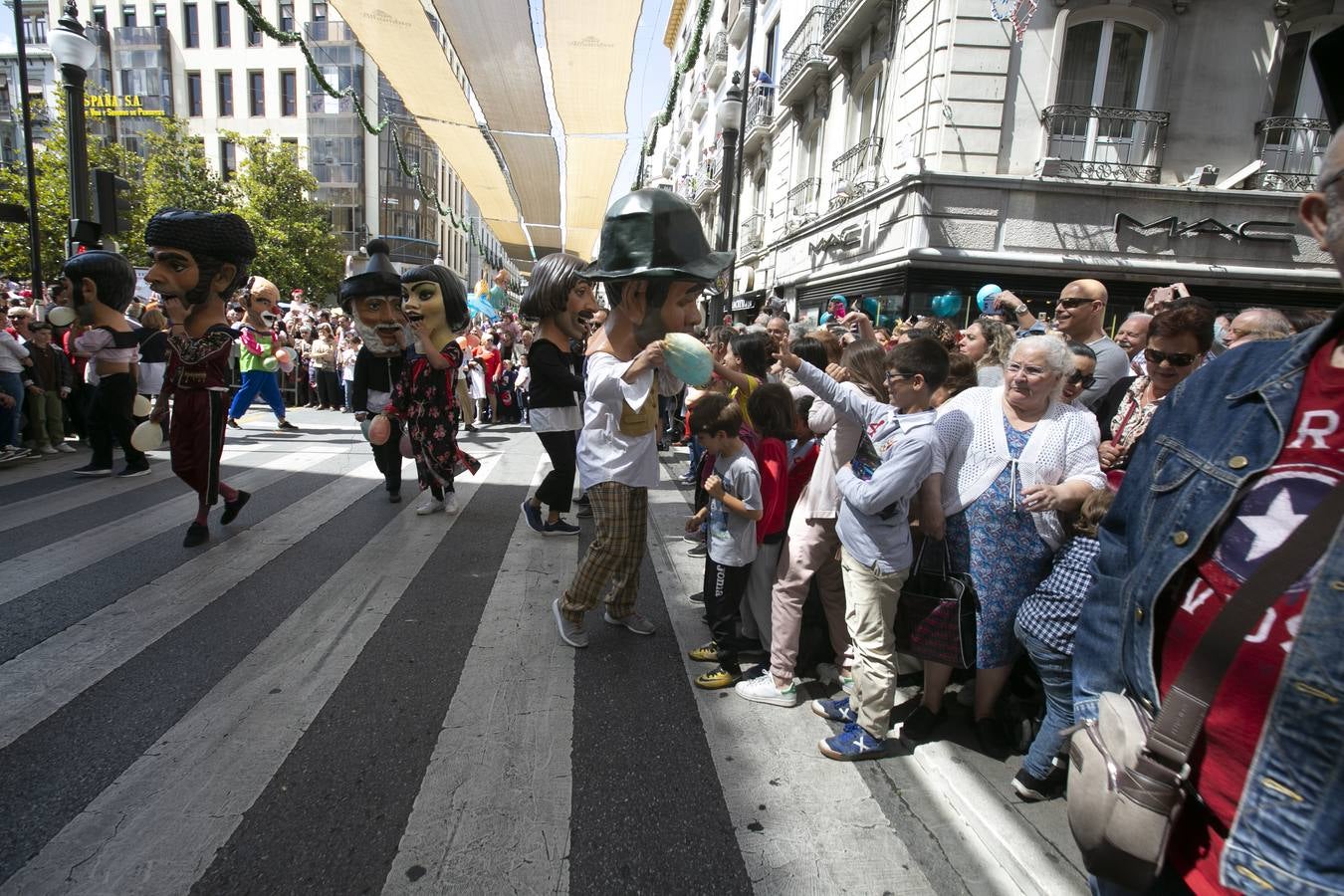 Música, diversión y también moda, en el arranque de los días grandes de la Feria del Corpus, que ha vivido una mañana vibrante con calles abarrotadas. Puedes ver todas las fotos del Corpus pinchando en  este enlace .