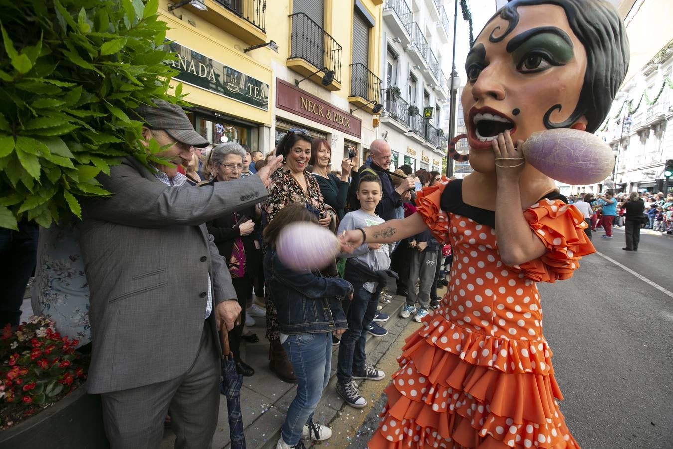 Música, diversión y también moda, en el arranque de los días grandes de la Feria del Corpus, que ha vivido una mañana vibrante con calles abarrotadas. Puedes ver todas las fotos del Corpus pinchando en  este enlace .