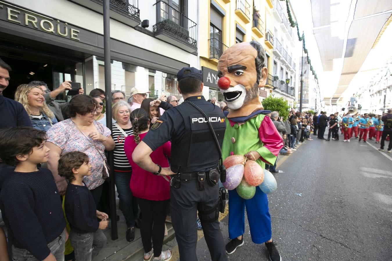 Música, diversión y también moda, en el arranque de los días grandes de la Feria del Corpus, que ha vivido una mañana vibrante con calles abarrotadas. Puedes ver todas las fotos del Corpus pinchando en  este enlace .