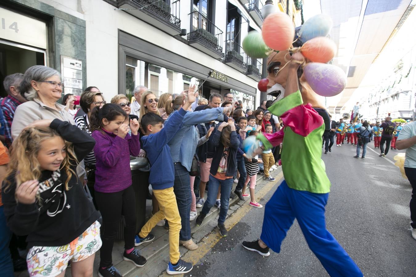 Música, diversión y también moda, en el arranque de los días grandes de la Feria del Corpus, que ha vivido una mañana vibrante con calles abarrotadas. Puedes ver todas las fotos del Corpus pinchando en  este enlace .