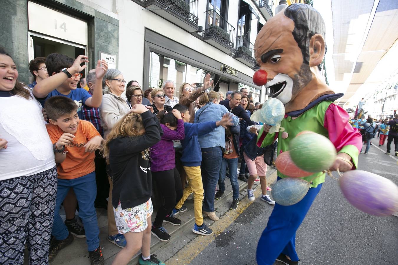 Música, diversión y también moda, en el arranque de los días grandes de la Feria del Corpus, que ha vivido una mañana vibrante con calles abarrotadas. Puedes ver todas las fotos del Corpus pinchando en  este enlace .