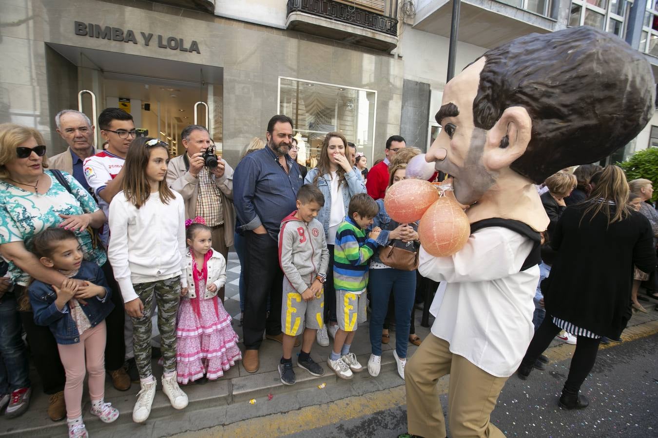 Música, diversión y también moda, en el arranque de los días grandes de la Feria del Corpus, que ha vivido una mañana vibrante con calles abarrotadas. Puedes ver todas las fotos del Corpus pinchando en  este enlace .