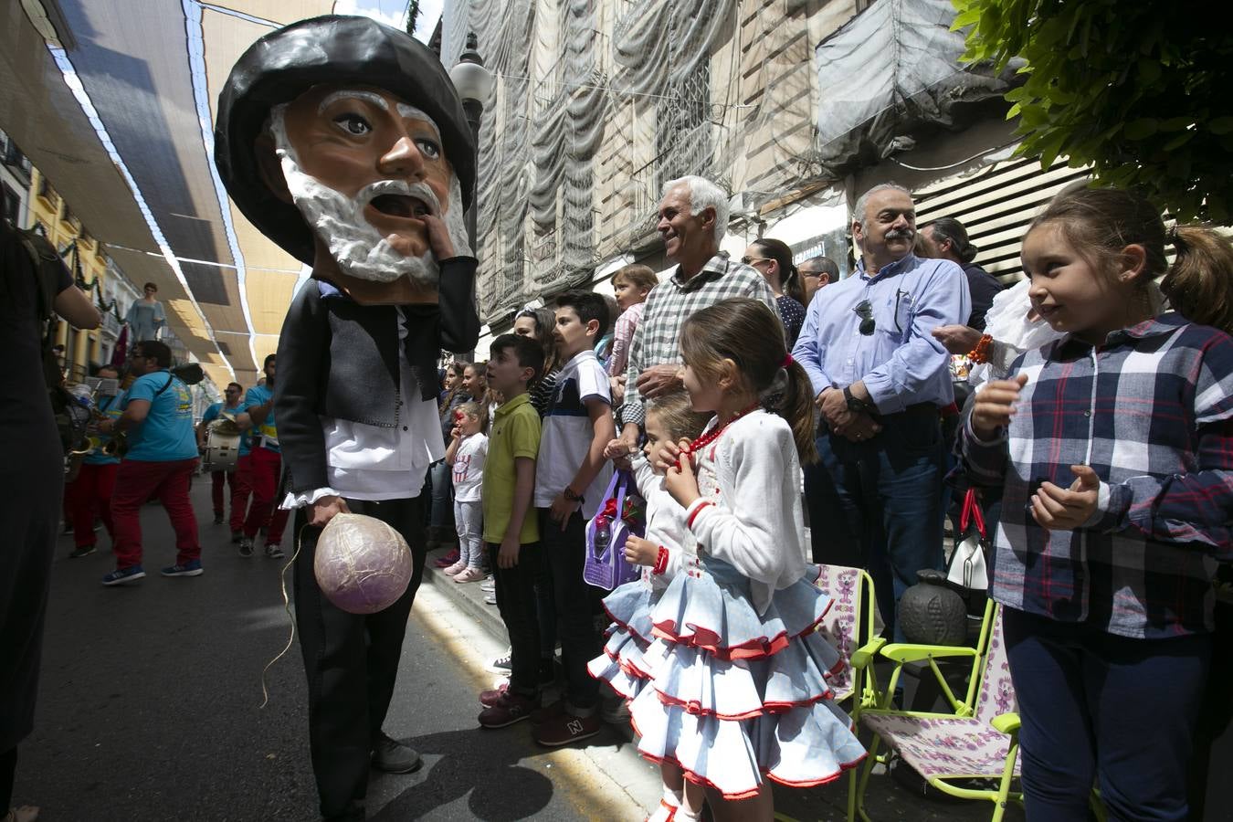 Música, diversión y también moda, en el arranque de los días grandes de la Feria del Corpus, que ha vivido una mañana vibrante con calles abarrotadas. Puedes ver todas las fotos del Corpus pinchando en  este enlace .