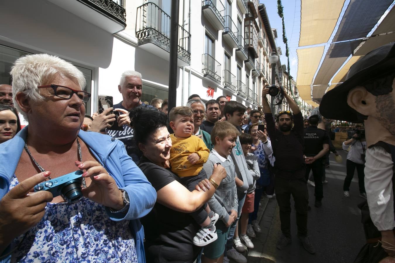 Música, diversión y también moda, en el arranque de los días grandes de la Feria del Corpus, que ha vivido una mañana vibrante con calles abarrotadas. Puedes ver todas las fotos del Corpus pinchando en  este enlace .