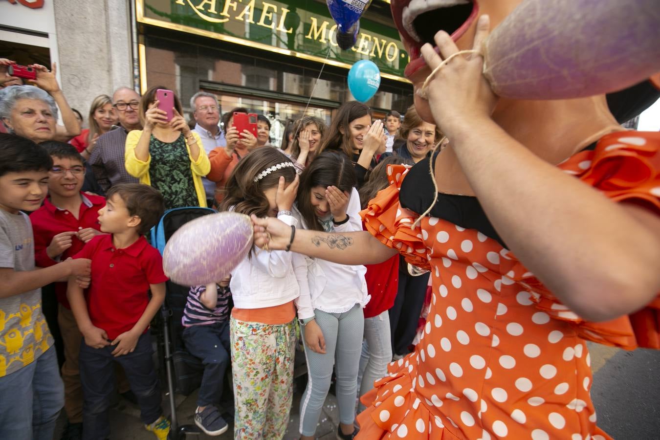 Música, diversión y también moda, en el arranque de los días grandes de la Feria del Corpus, que ha vivido una mañana vibrante con calles abarrotadas. Puedes ver todas las fotos del Corpus pinchando en  este enlace .