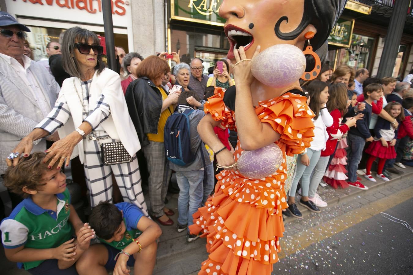 Música, diversión y también moda, en el arranque de los días grandes de la Feria del Corpus, que ha vivido una mañana vibrante con calles abarrotadas. Puedes ver todas las fotos del Corpus pinchando en  este enlace .