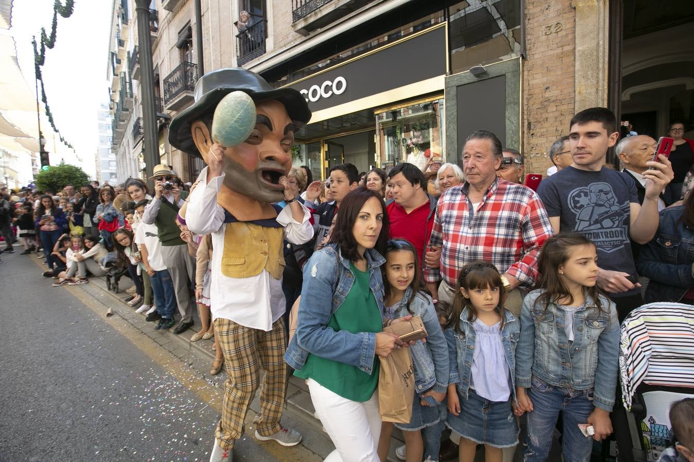 Música, diversión y también moda, en el arranque de los días grandes de la Feria del Corpus, que ha vivido una mañana vibrante con calles abarrotadas. Puedes ver todas las fotos del Corpus pinchando en  este enlace .