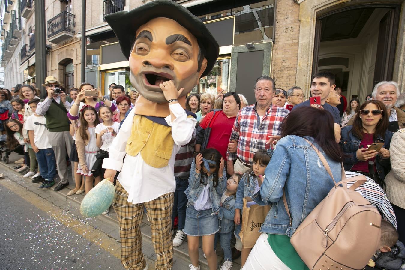 Música, diversión y también moda, en el arranque de los días grandes de la Feria del Corpus, que ha vivido una mañana vibrante con calles abarrotadas. Puedes ver todas las fotos del Corpus pinchando en  este enlace .