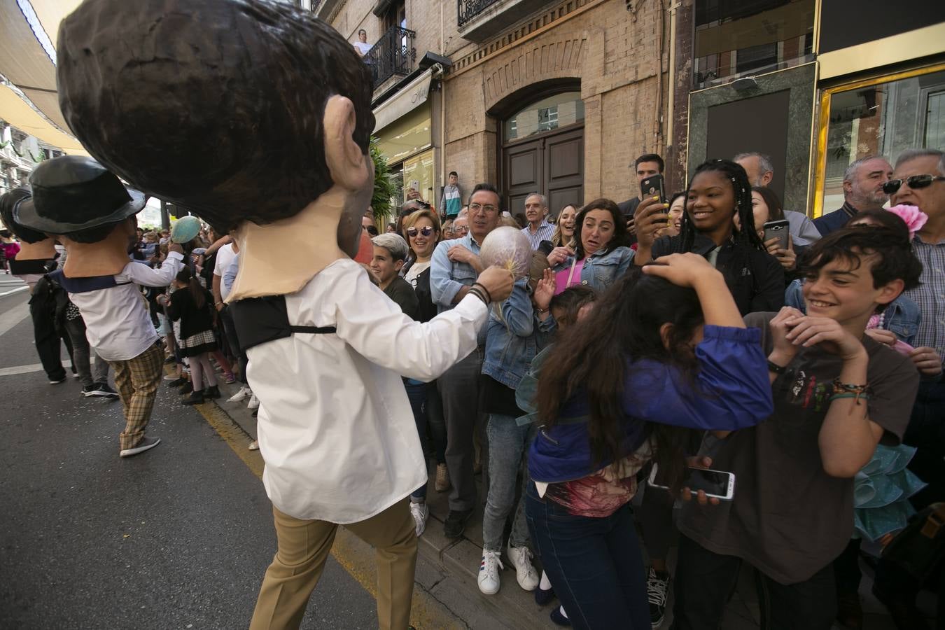 Música, diversión y también moda, en el arranque de los días grandes de la Feria del Corpus, que ha vivido una mañana vibrante con calles abarrotadas. Puedes ver todas las fotos del Corpus pinchando en  este enlace .