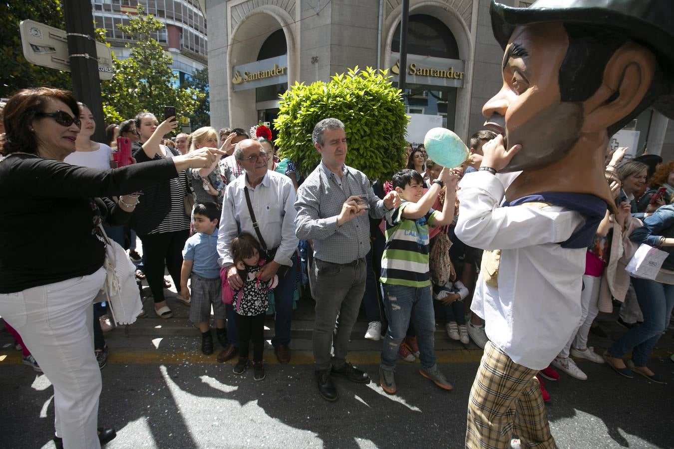 Música, diversión y también moda, en el arranque de los días grandes de la Feria del Corpus, que ha vivido una mañana vibrante con calles abarrotadas. Puedes ver todas las fotos del Corpus pinchando en  este enlace .