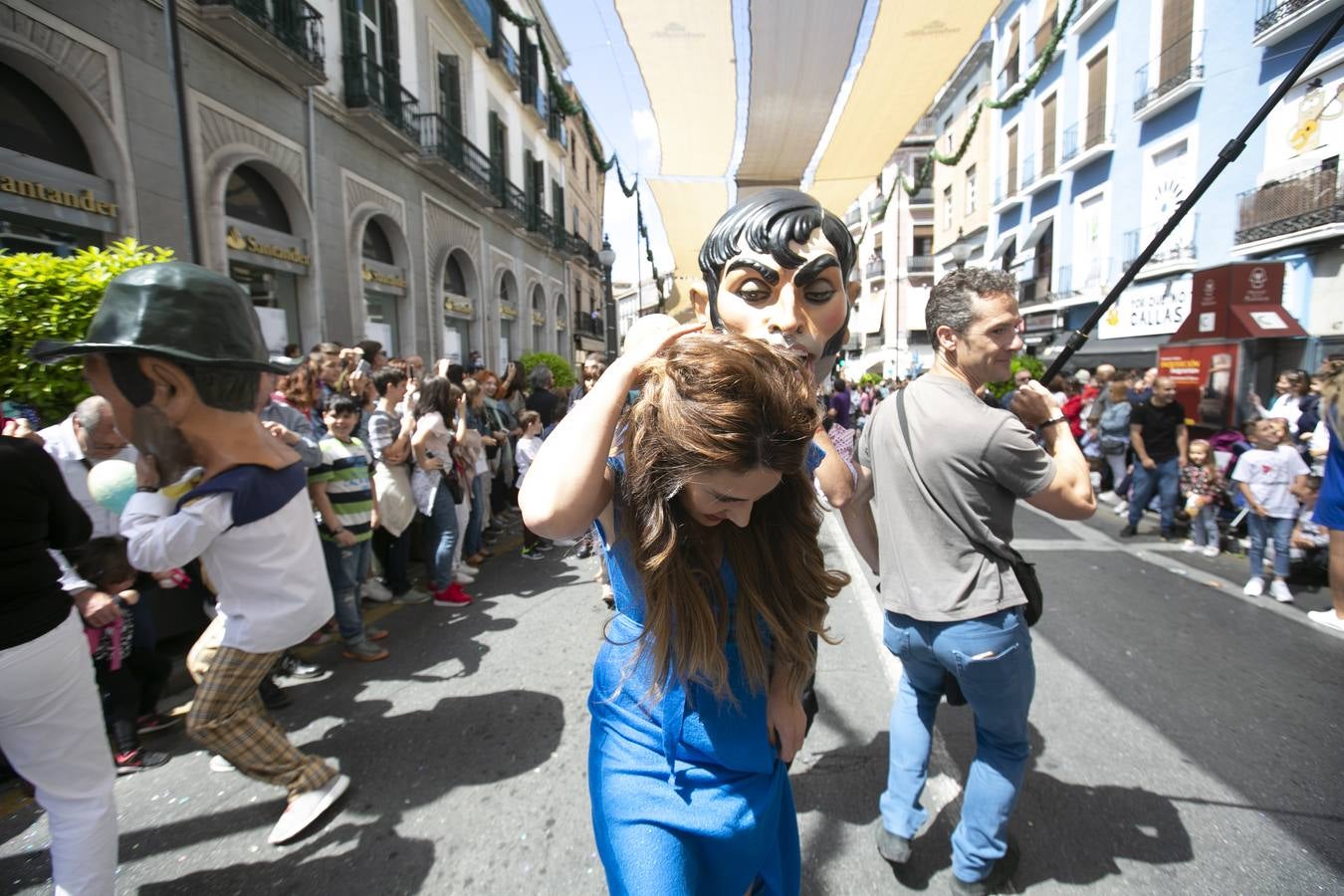 Música, diversión y también moda, en el arranque de los días grandes de la Feria del Corpus, que ha vivido una mañana vibrante con calles abarrotadas. Puedes ver todas las fotos del Corpus pinchando en  este enlace .