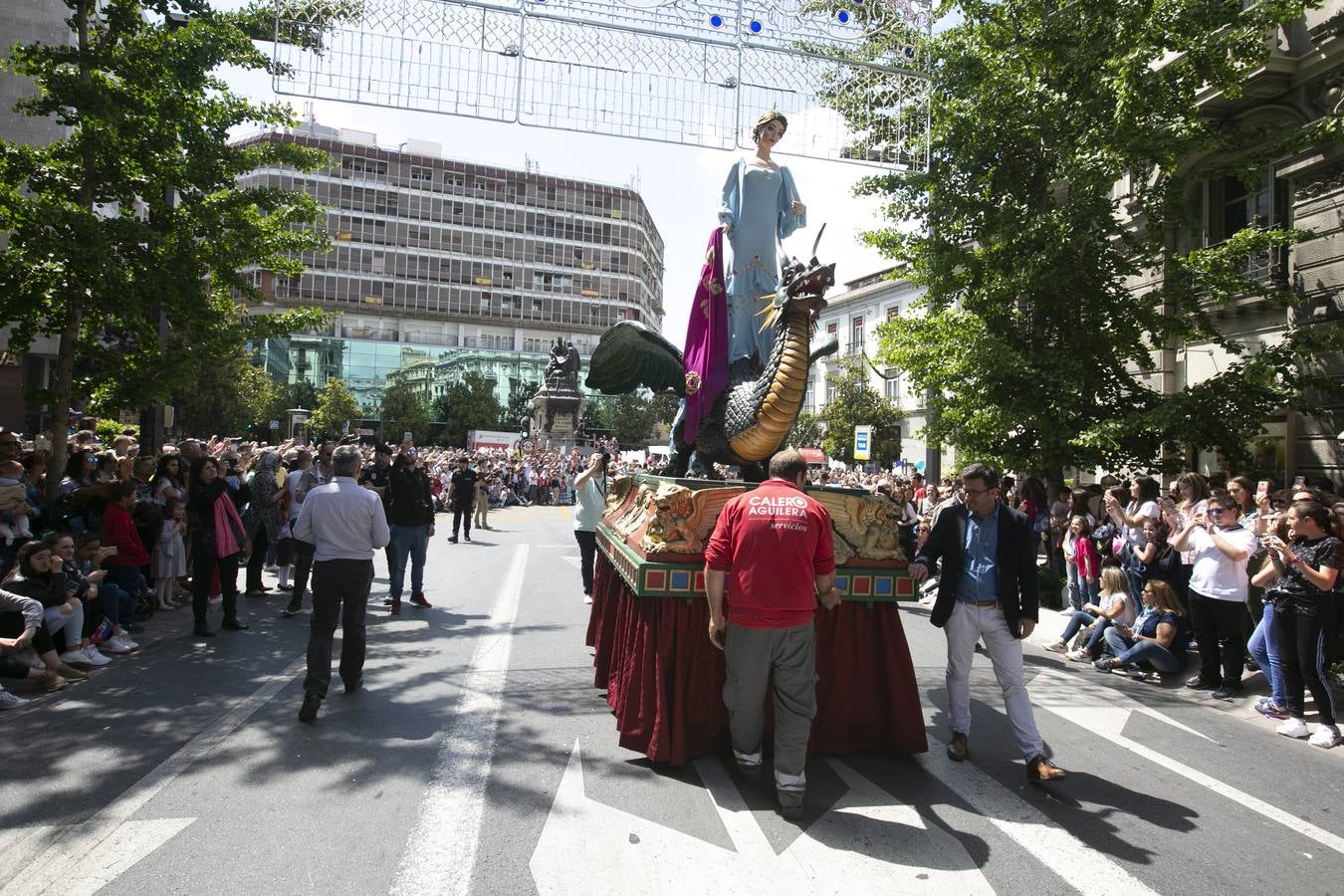 Música, diversión y también moda, en el arranque de los días grandes de la Feria del Corpus, que ha vivido una mañana vibrante con calles abarrotadas. Puedes ver todas las fotos del Corpus pinchando en  este enlace .