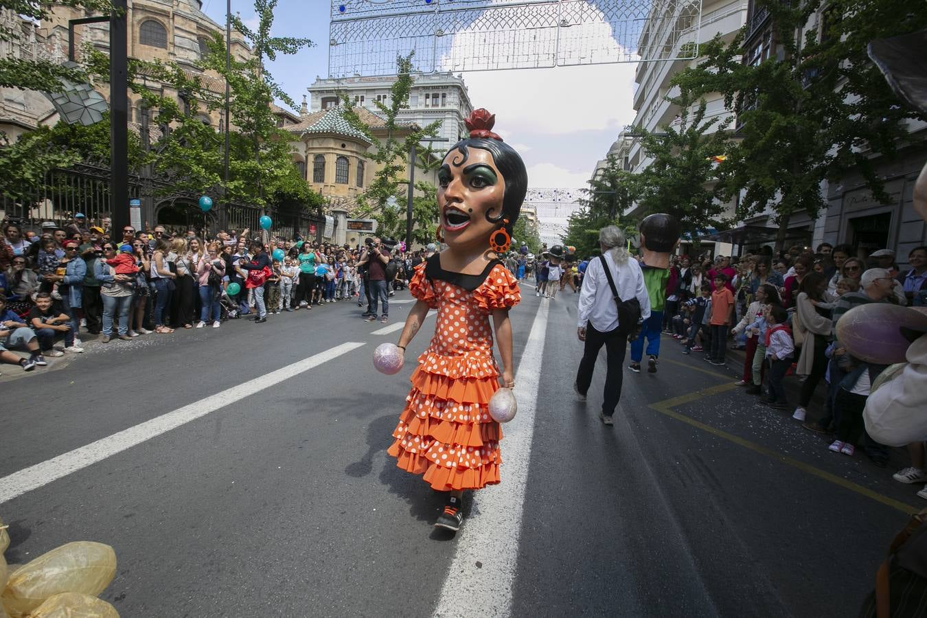 Música, diversión y también moda, en el arranque de los días grandes de la Feria del Corpus, que ha vivido una mañana vibrante con calles abarrotadas. Puedes ver todas las fotos del Corpus pinchando en  este enlace .