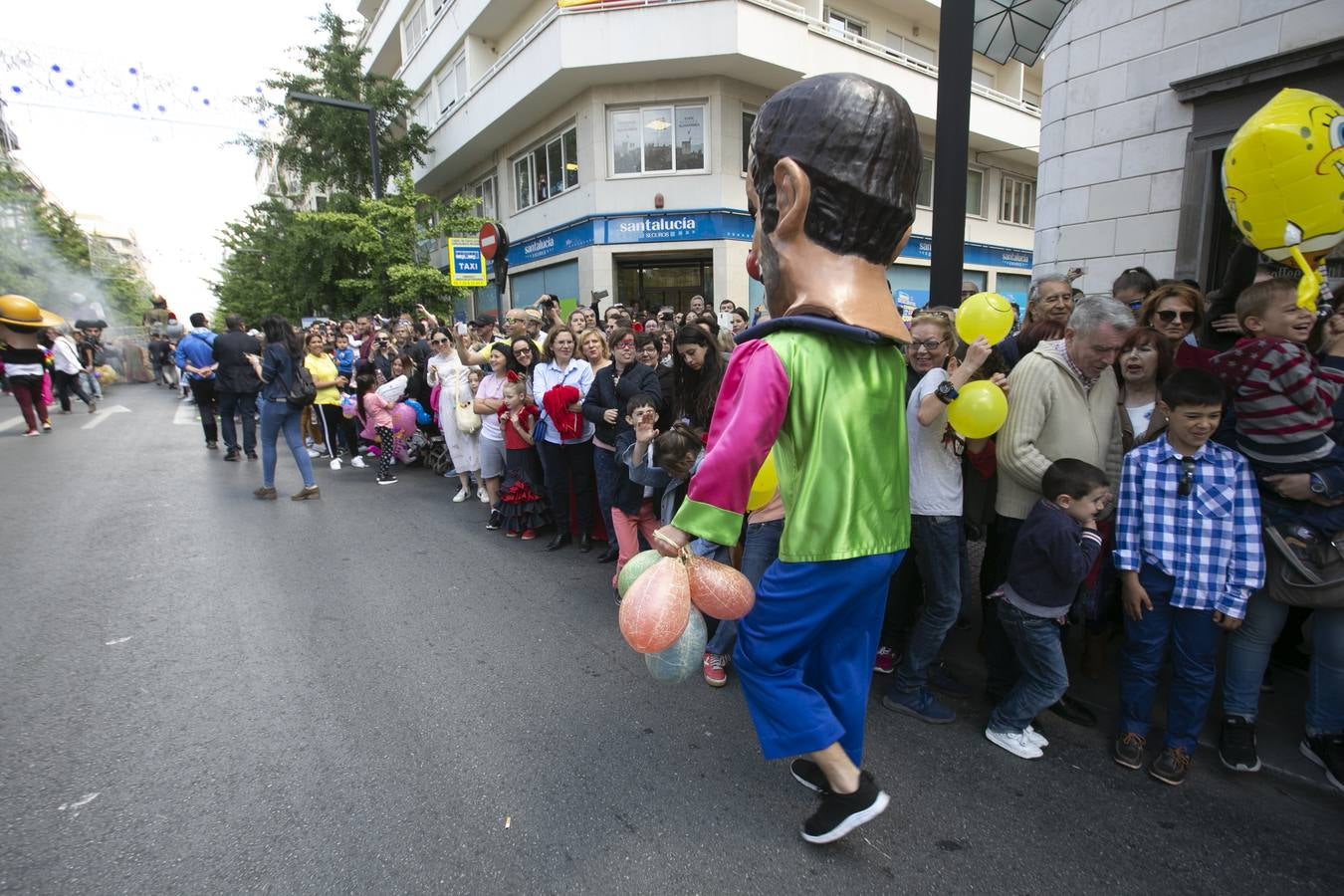 Música, diversión y también moda, en el arranque de los días grandes de la Feria del Corpus, que ha vivido una mañana vibrante con calles abarrotadas. Puedes ver todas las fotos del Corpus pinchando en  este enlace .