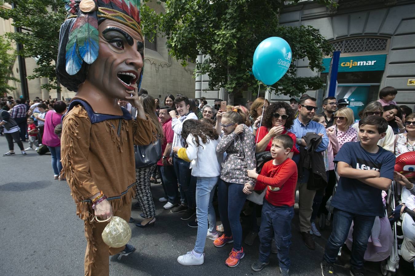 Música, diversión y también moda, en el arranque de los días grandes de la Feria del Corpus, que ha vivido una mañana vibrante con calles abarrotadas. Puedes ver todas las fotos del Corpus pinchando en  este enlace .