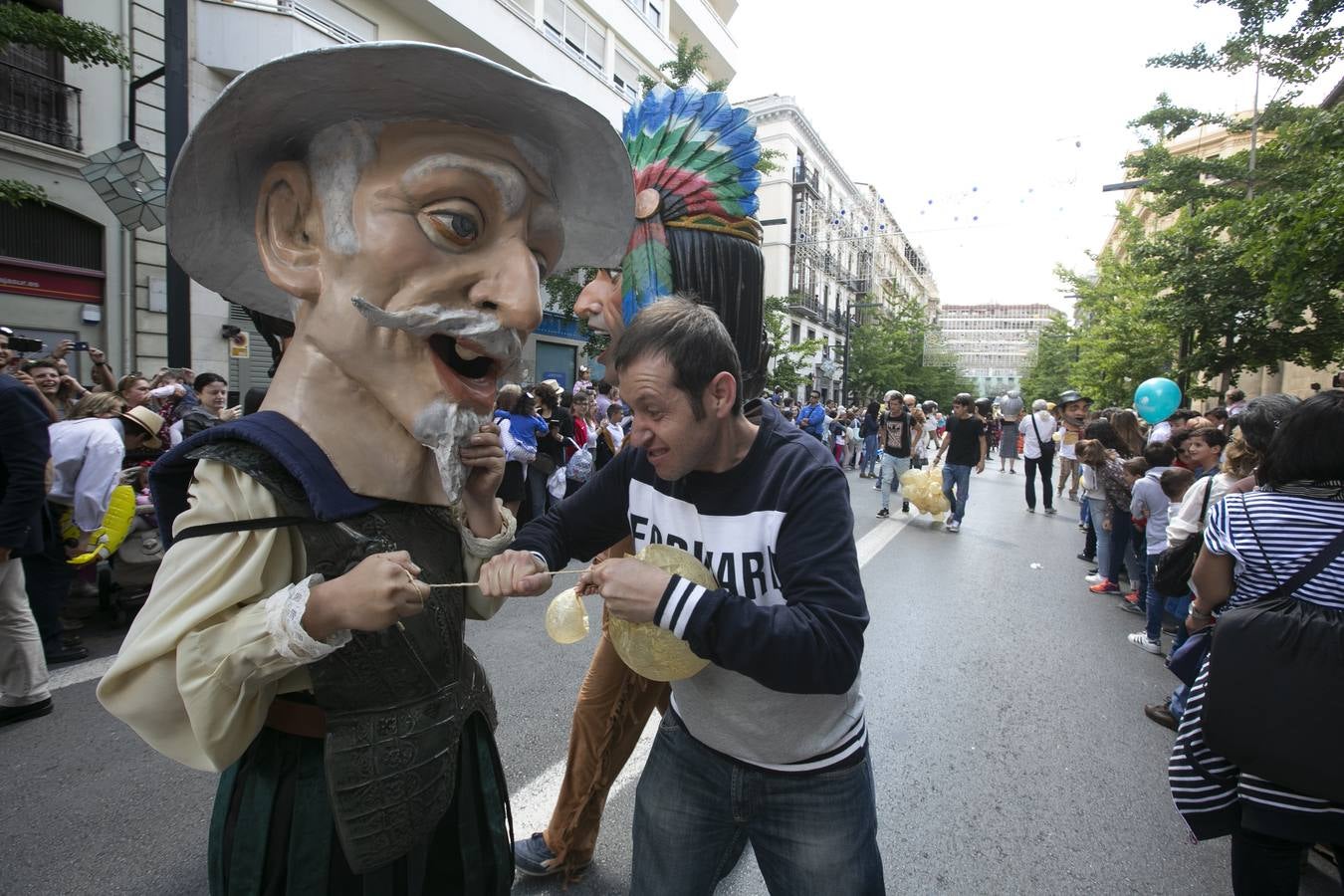 Música, diversión y también moda, en el arranque de los días grandes de la Feria del Corpus, que ha vivido una mañana vibrante con calles abarrotadas. Puedes ver todas las fotos del Corpus pinchando en  este enlace .