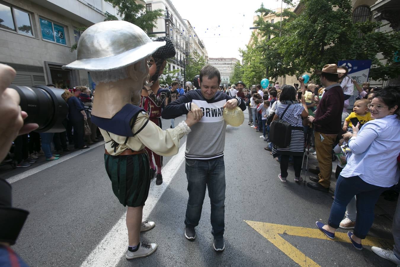 Música, diversión y también moda, en el arranque de los días grandes de la Feria del Corpus, que ha vivido una mañana vibrante con calles abarrotadas. Puedes ver todas las fotos del Corpus pinchando en  este enlace .