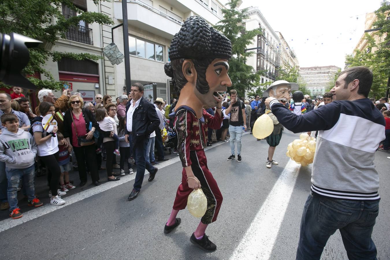 Música, diversión y también moda, en el arranque de los días grandes de la Feria del Corpus, que ha vivido una mañana vibrante con calles abarrotadas. Puedes ver todas las fotos del Corpus pinchando en  este enlace .