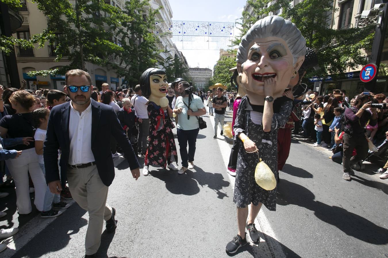 Música, diversión y también moda, en el arranque de los días grandes de la Feria del Corpus, que ha vivido una mañana vibrante con calles abarrotadas. Puedes ver todas las fotos del Corpus pinchando en  este enlace .