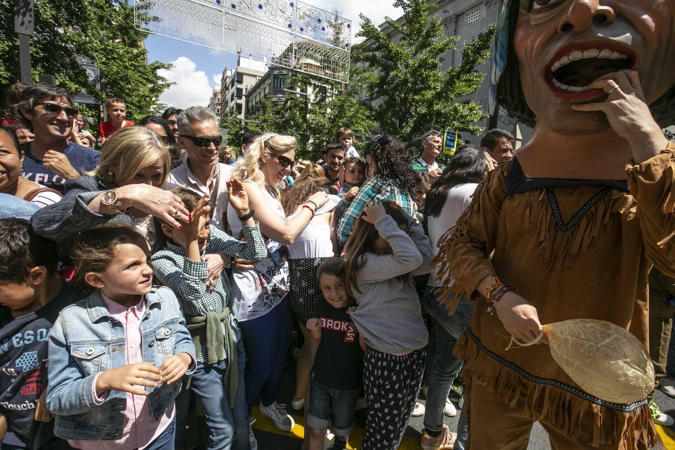 Música, diversión y también moda, en el arranque de los días grandes de la Feria del Corpus, que ha vivido una mañana vibrante con calles abarrotadas. Puedes ver todas las fotos del Corpus pinchando en  este enlace .