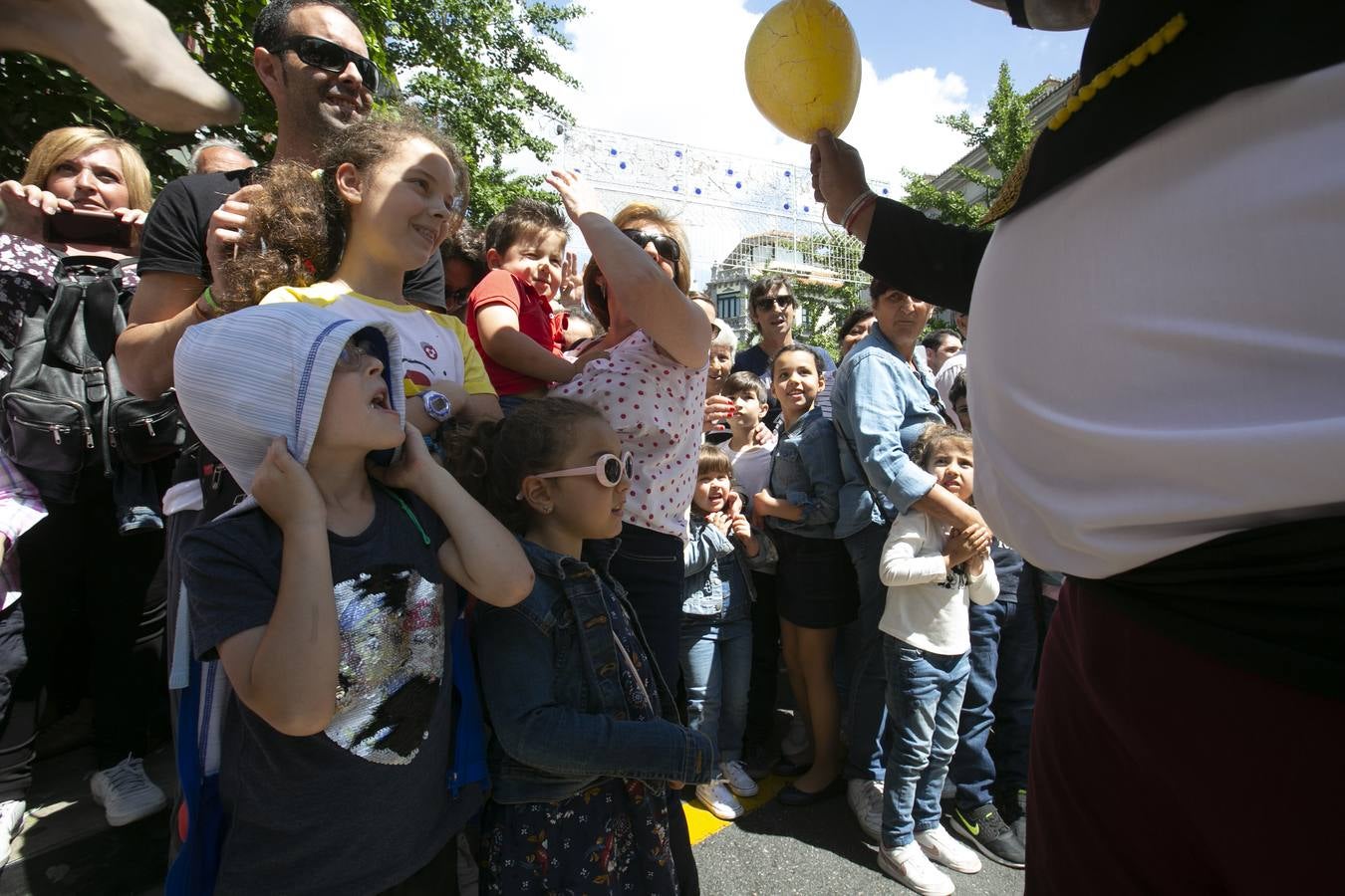 Música, diversión y también moda, en el arranque de los días grandes de la Feria del Corpus, que ha vivido una mañana vibrante con calles abarrotadas. Puedes ver todas las fotos del Corpus pinchando en  este enlace .